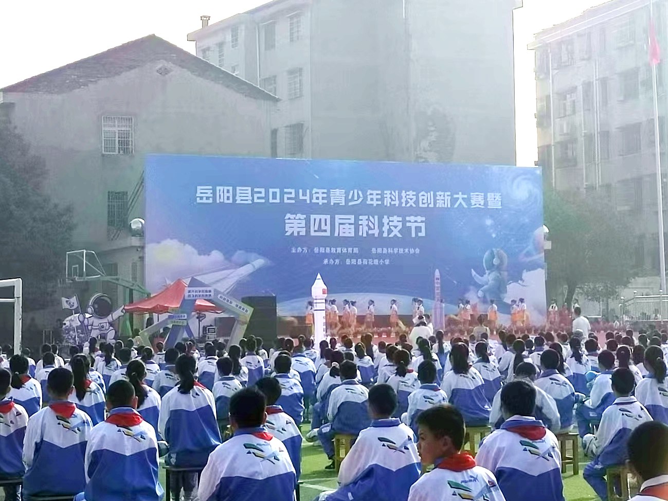 万搏官方网站宣传车亮相“岳阳县2024年青少年科技创新大赛暨第四届科技节”